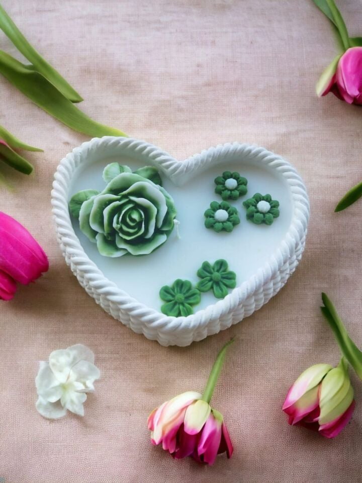 KALP DOKUNUŞU BEYAZ BETON MUMLUKTA EL YAPIMI SOYA MUMU