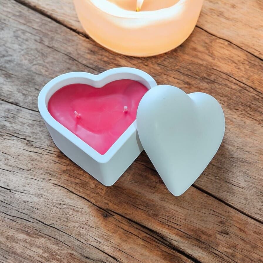 AŞKIN IŞIĞI SOYA MUMU BEYAZ KALPLİ BETON MUMLUKTA