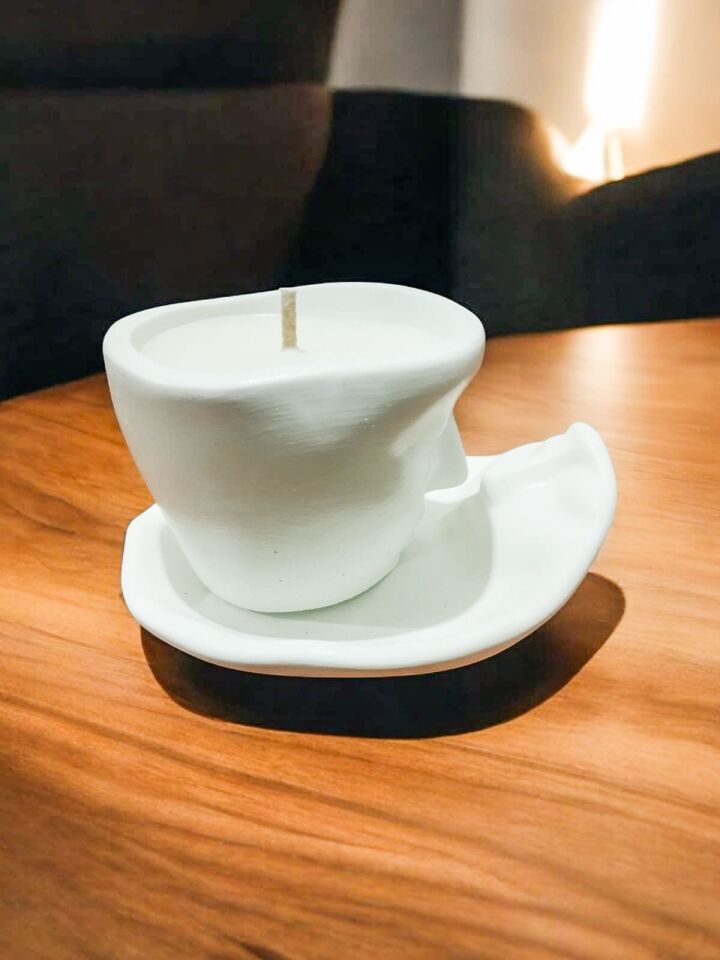 YÜZ YÜZE BAKAN SOYUT YÜZ BEYAZ BETON MUMLUKTA EL YAPIMI SOYA MUMU