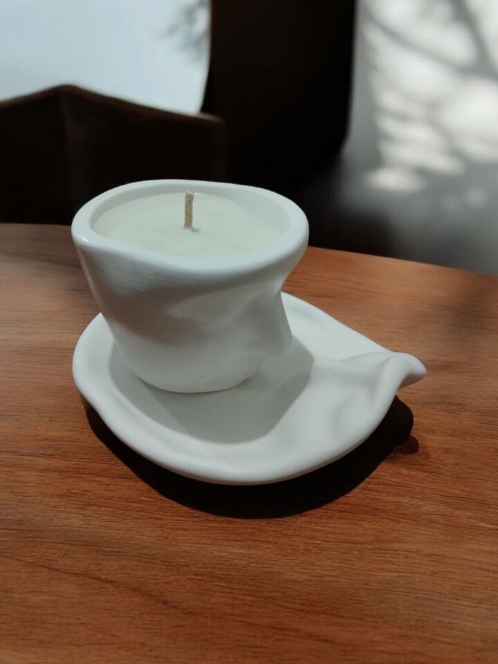 YÜZ YÜZE BAKAN SOYUT YÜZ BEYAZ BETON MUMLUKTA EL YAPIMI SOYA MUMU