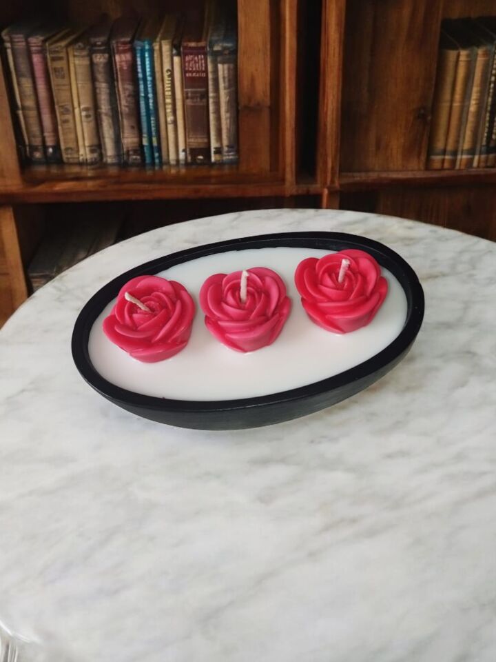 ÜÇ KIRMIZI GÜL BETON MUMLUKTA EL YAPIMI SOYA MUMU