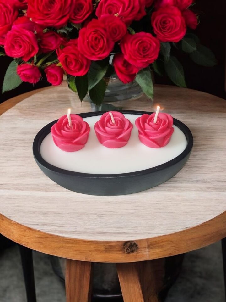 ÜÇ KIRMIZI GÜL BETON MUMLUKTA EL YAPIMI SOYA MUMU