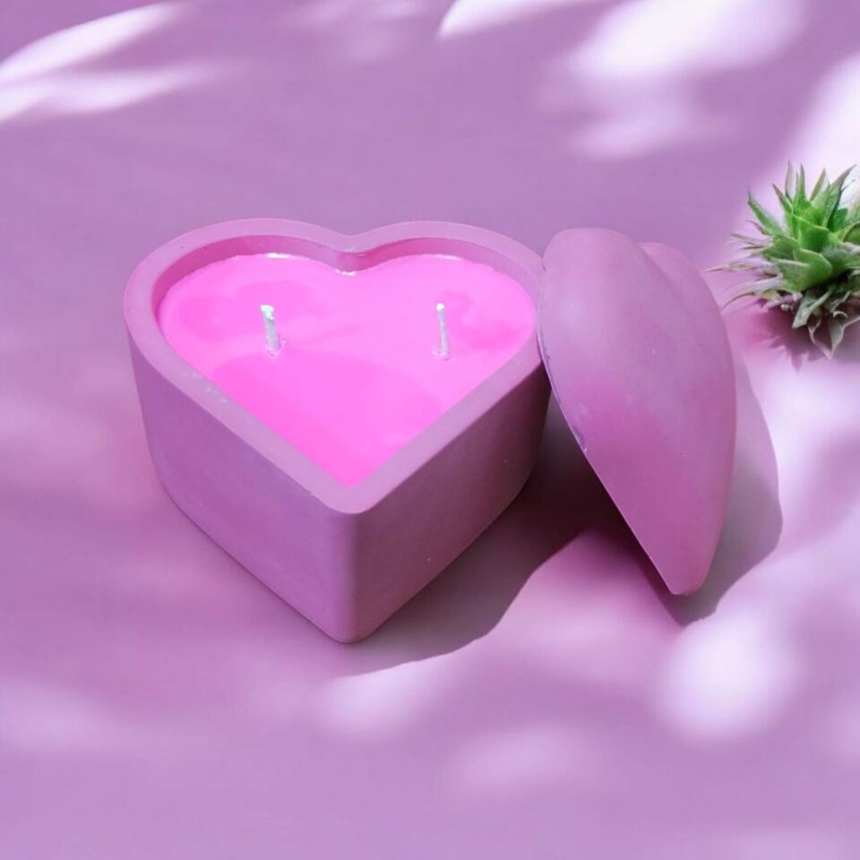 AŞKIN IŞIĞI SOYA MUMU PEMBE KALPLİ BETON MUMLUKTA