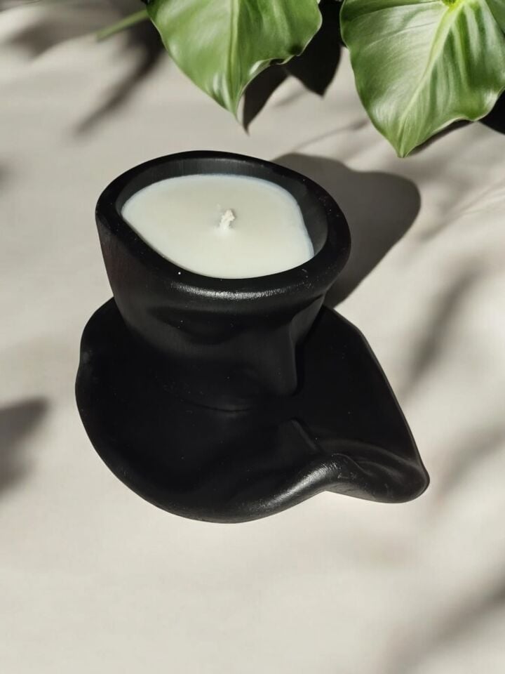 YÜZ YÜZE BAKAN SOYUT YÜZ SİYAH BETON MUMLUKTA EL YAPIMI SOYA MUMU