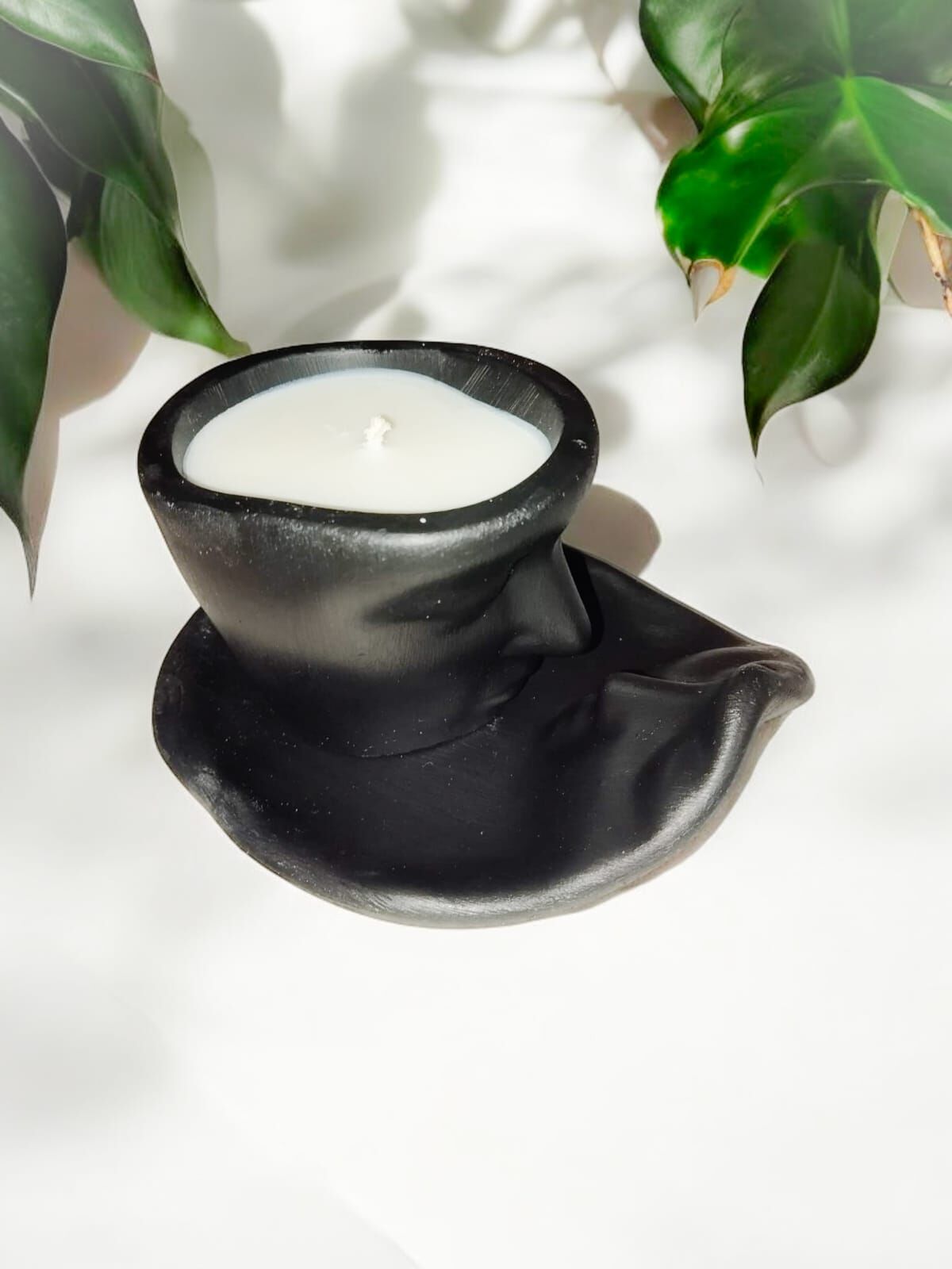 YÜZ YÜZE BAKAN SOYUT YÜZ SİYAH BETON MUMLUKTA EL YAPIMI SOYA MUMU