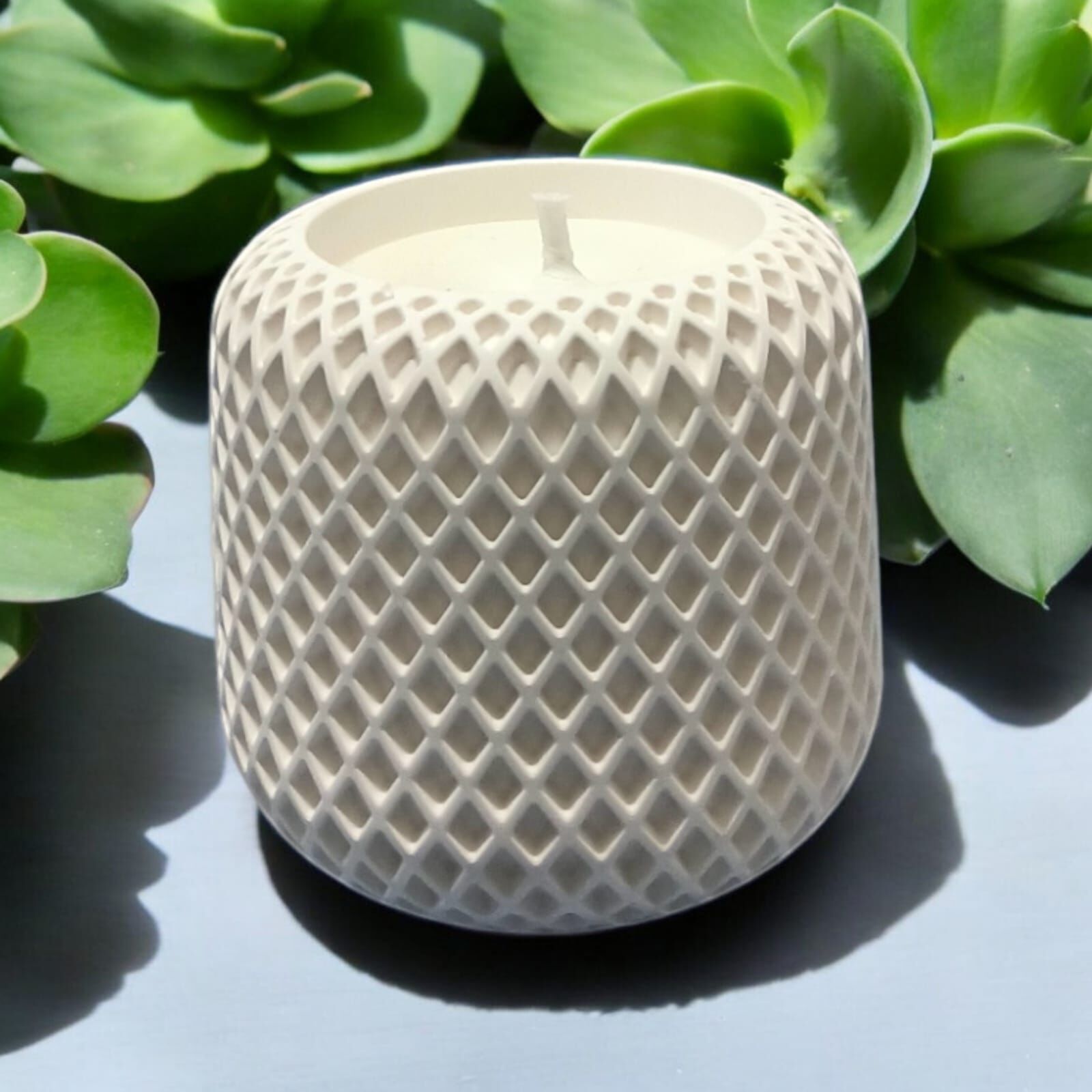 FİLE DESENLİ BEYAZ EL YAPIMI BETON MUMLUKTA SOYA MUMU