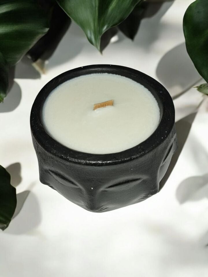 SOYUT YÜZ SİYAH BETON MUMLUKTA SOYA MUMU