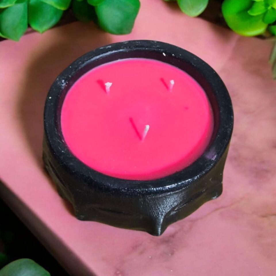 SOYUT YÜZ SİYAH BETON MUMLUKTA SOYA MUMU KIRMIZI