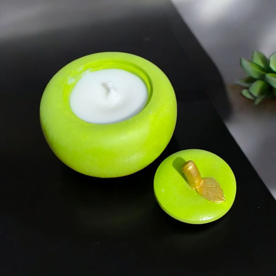 ELMA MOTİFLİ EL YAPIMI BETON MUMLUKTA SOYA MUMU