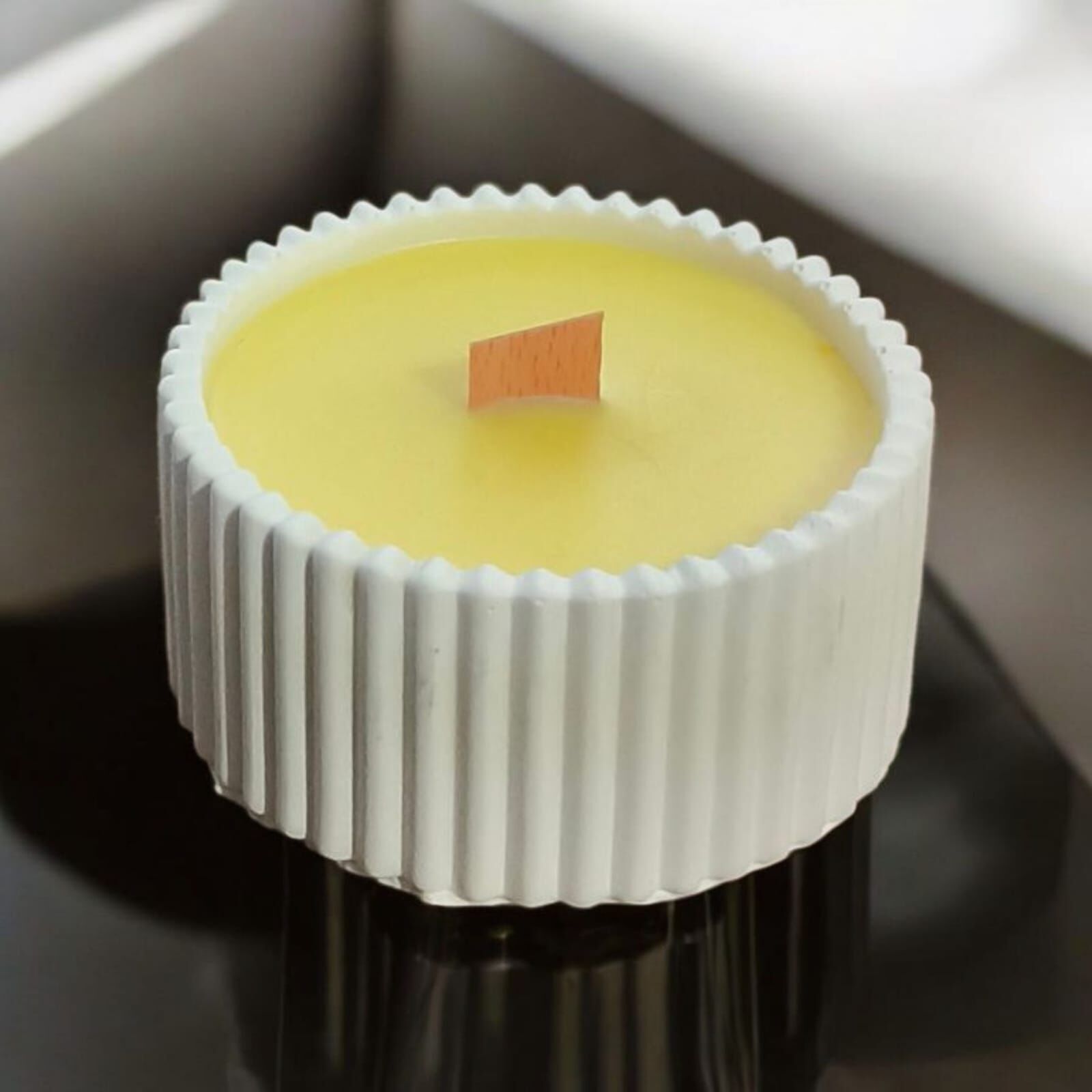 BEYAZ ZEST EL YAPIMI BEYAZ BETON MUMLUKTA PORTAKALLI SOYA MUMU